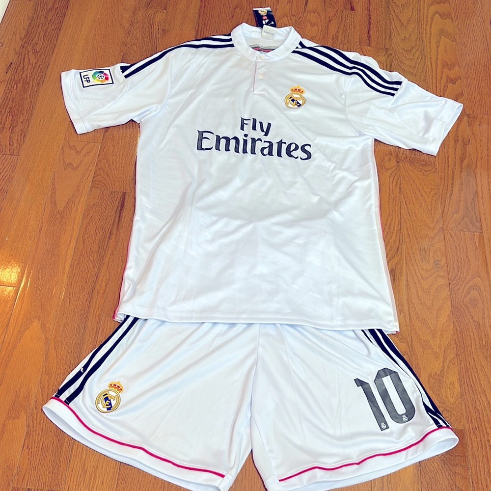 NWT REAL MADRID FLY EMIRATES SOCCER TOP AND SHORTS IN SIZE 3XL